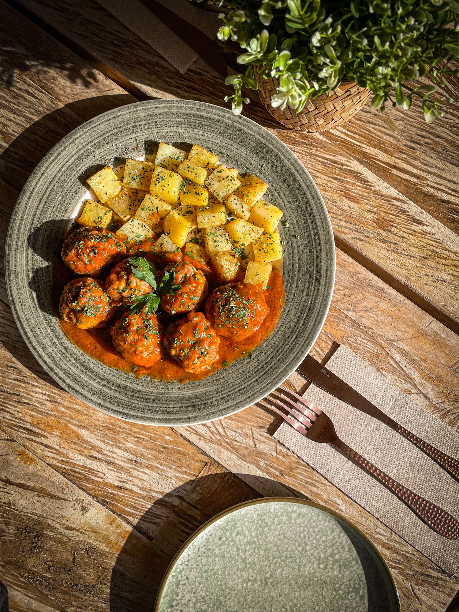 Albóndigas en salsa, cocina tradicional española en restaurante Madreselva Tapas Sevilla