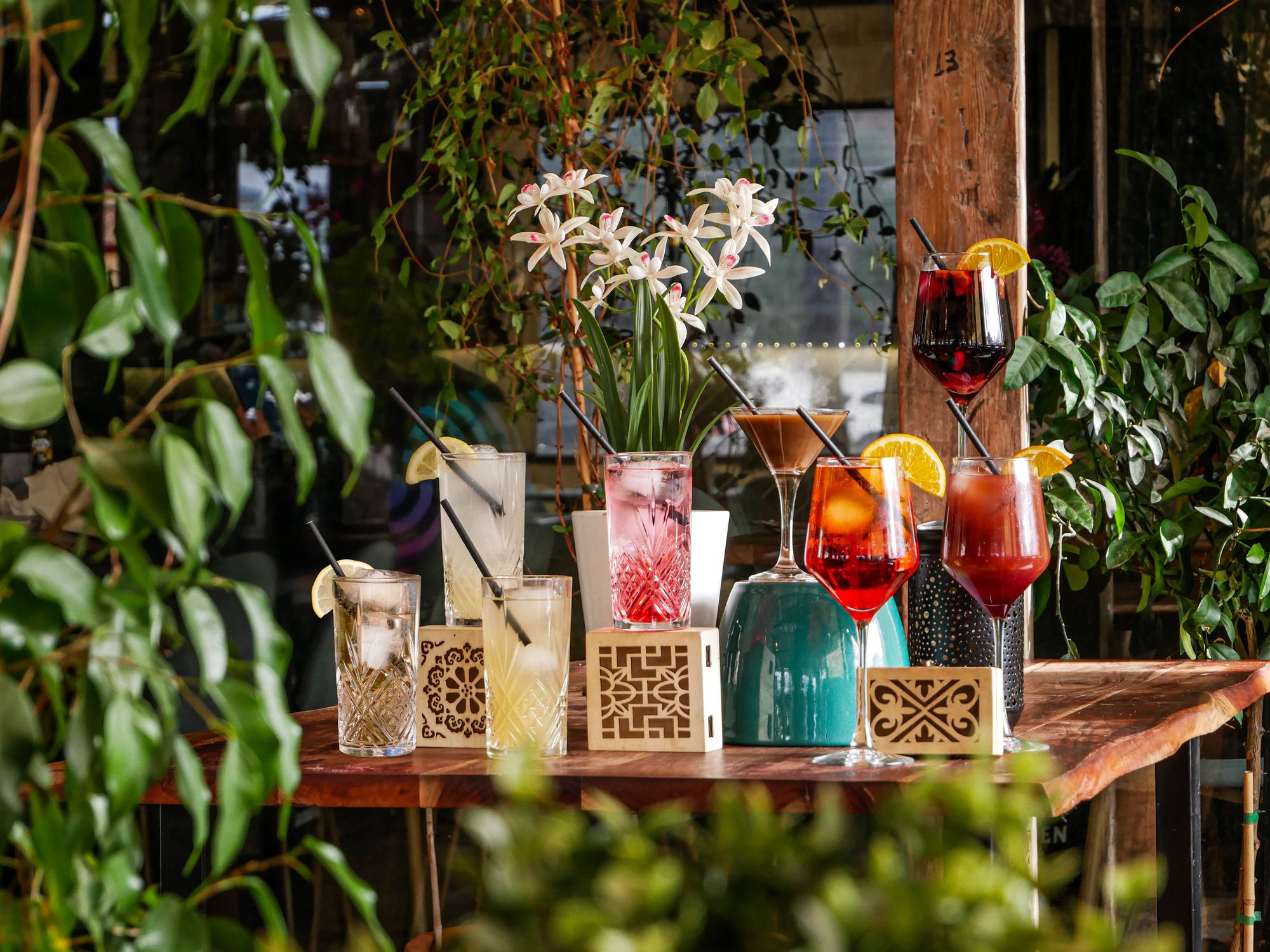 Cócteles refrescantes en restaurante Madreselva Tapas Sevilla