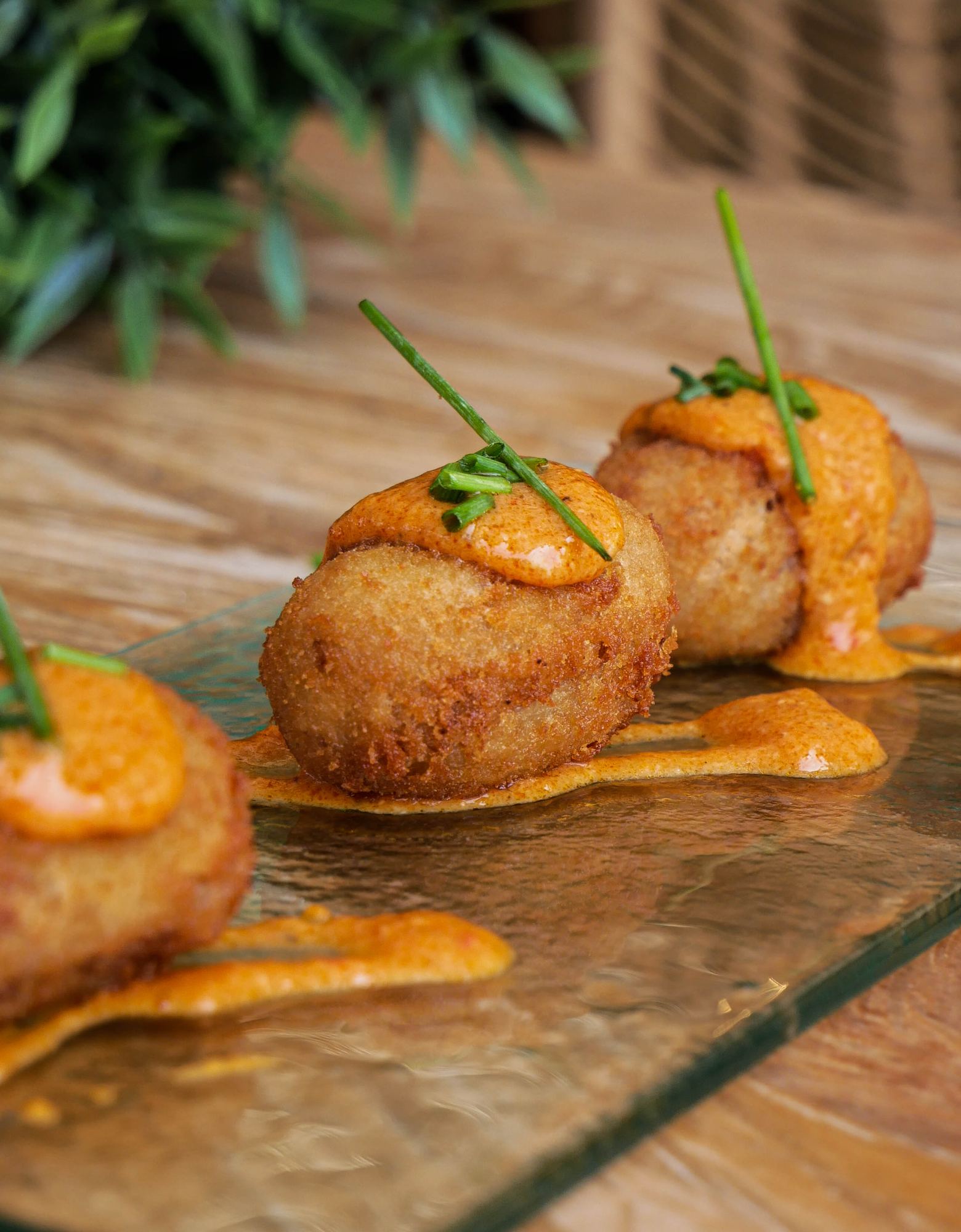 Croquetas de cola de toro, cocina tradicional española en restaurante Madreselva Tapas Sevilla
