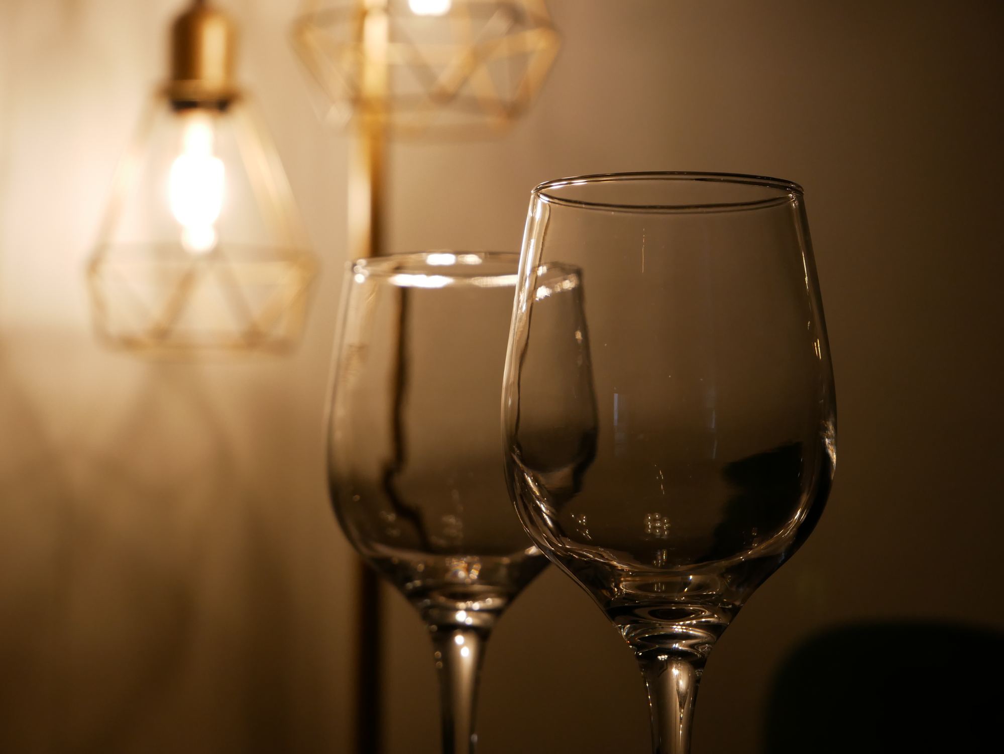 Detalle copas en atmósfera íntima, en restaurante Madreselva Tapas Sevilla