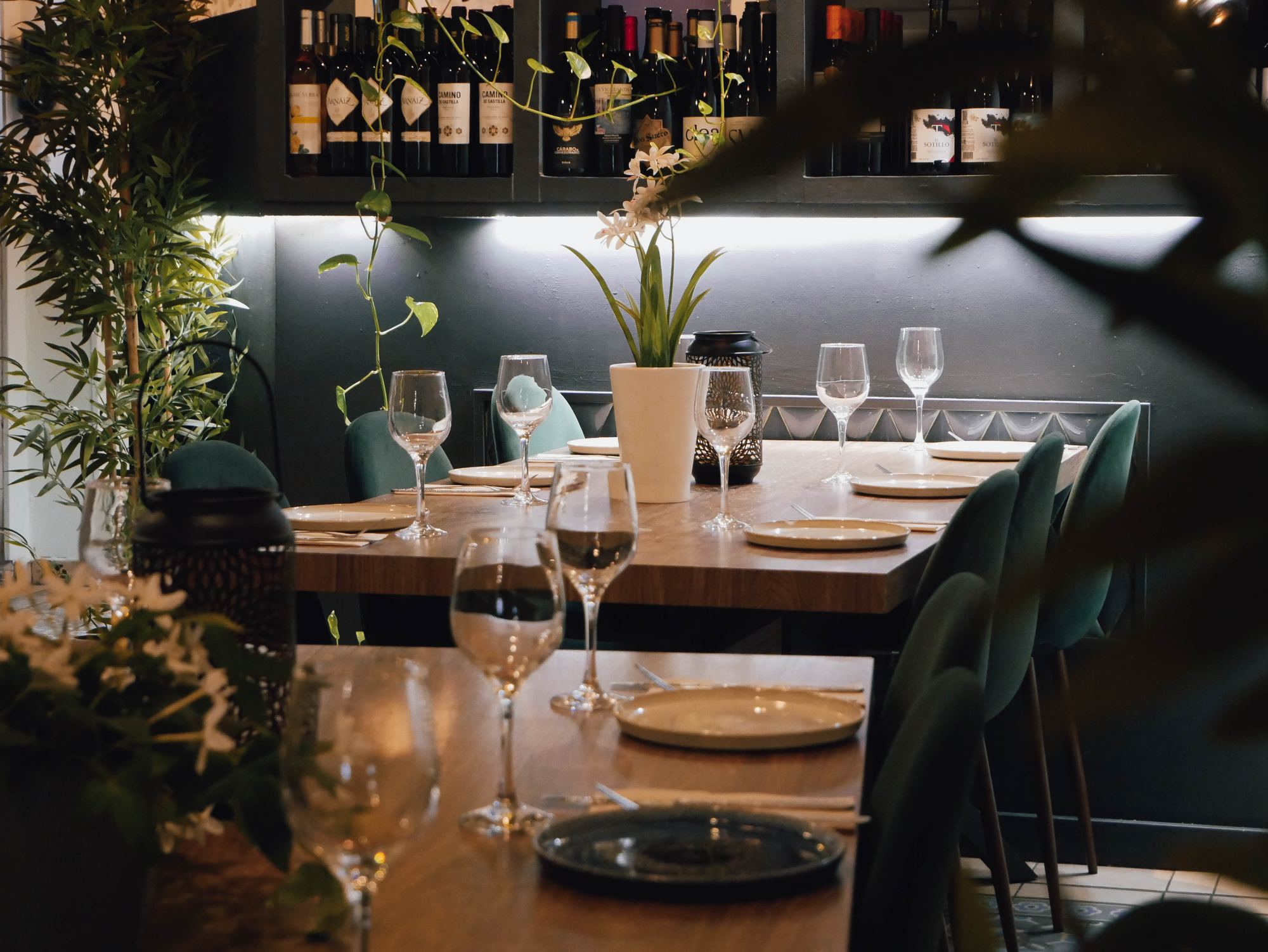 Detalles mesa en atmósfera íntima, en restaurante Madreselva Tapas Sevilla