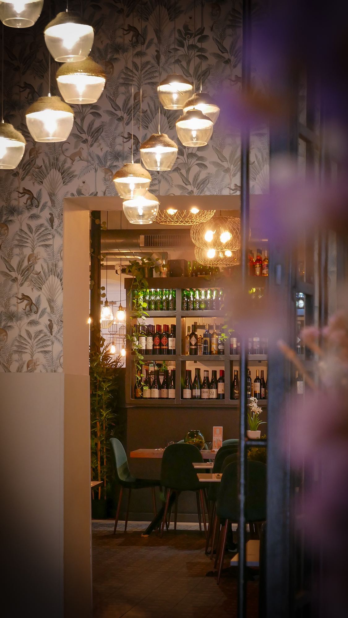 Atmósfera íntima y cálida, interior del restaurante Madreselva Tapas Sevilla