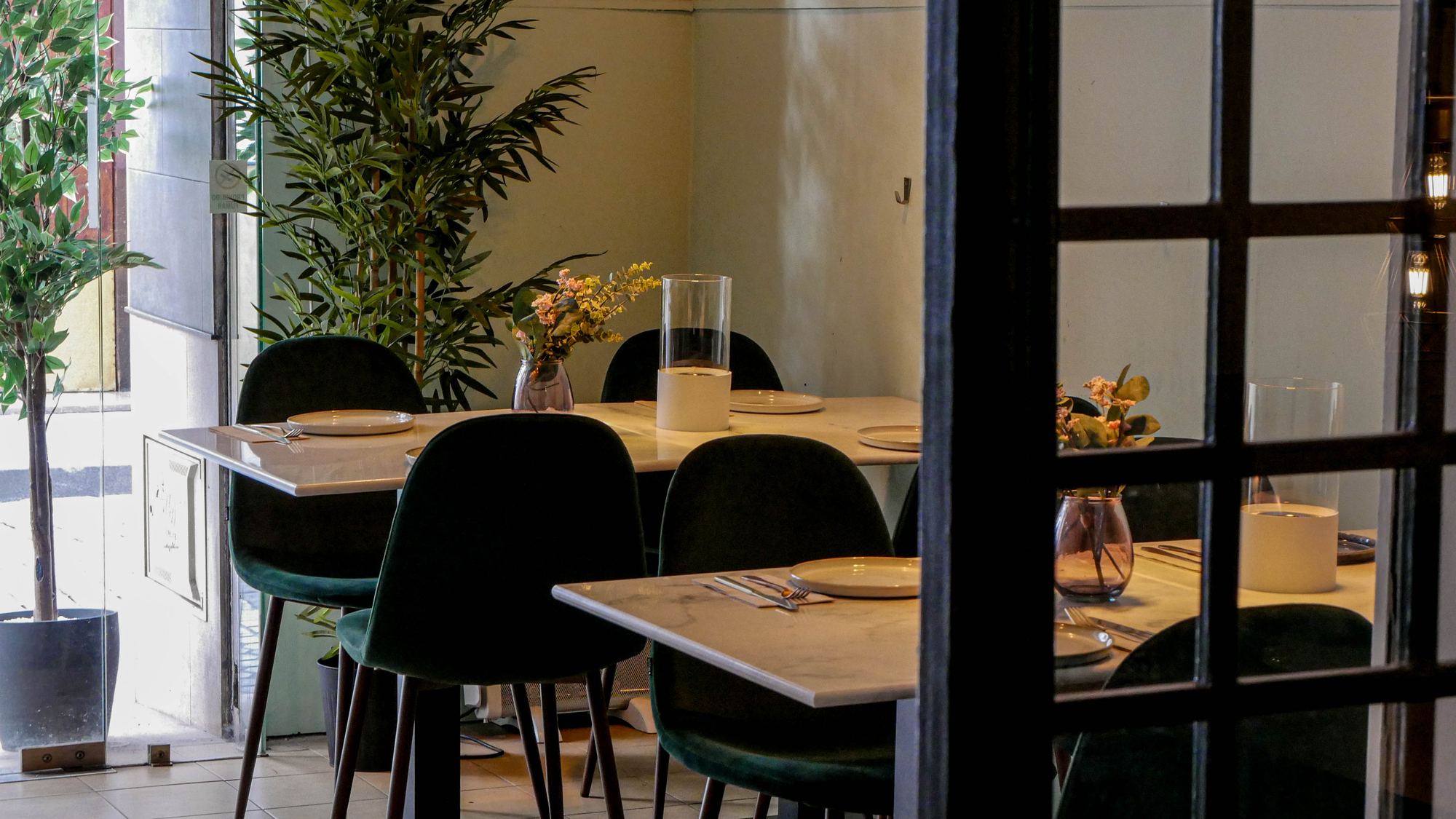 Mesas terraza interior en restaurante Madreselva Tapas Sevilla