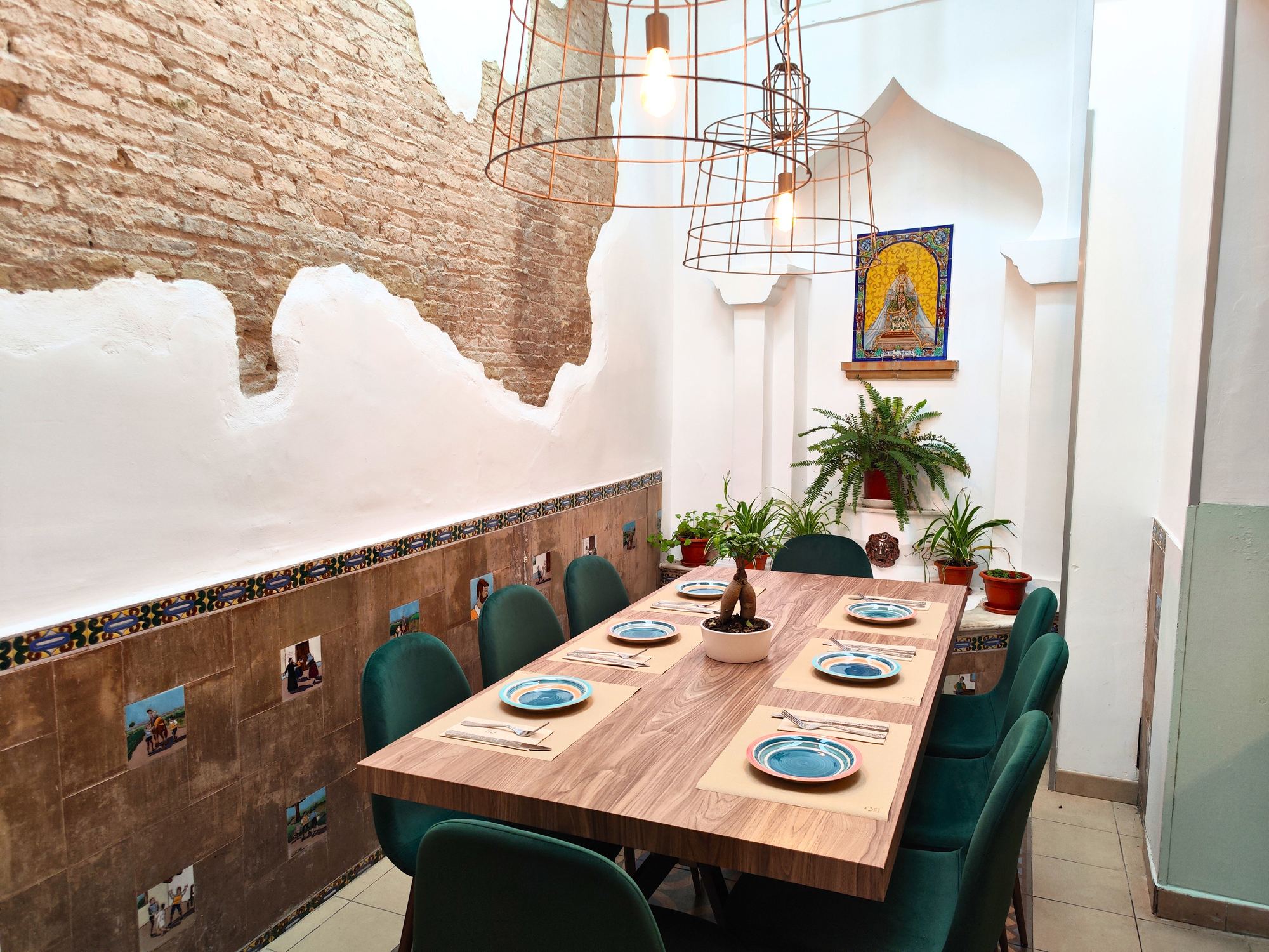 Patio y fuente mudéjar en restaurante Madreselva Tapas Sevilla