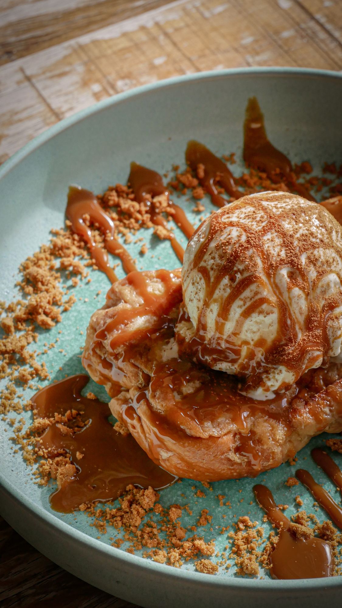 Torrija de pan brioche caramelizada con helado de vainilla y galleta Lotus, postres en restaurante Madreselva Tapas Sevilla
