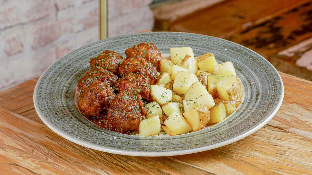 Albóndigas en salsa en restaurante Madreselva Tapas Sevilla