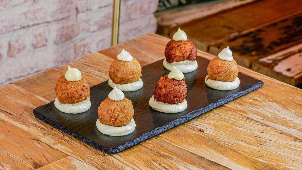 Arancini de pesto rosso con mayonesa de albahaca en restaurante Madreselva Tapas Sevilla