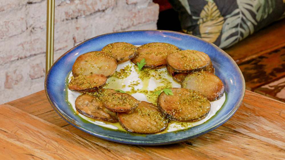 Berenjenas rebozadas con crema de queso fresco y pesto verde en restaurante Madreselva Tapas Sevilla