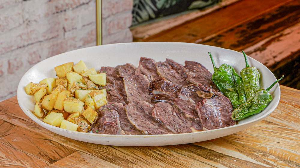 Carrillera de ternera Angus en restaurante Madreselva Tapas Sevilla