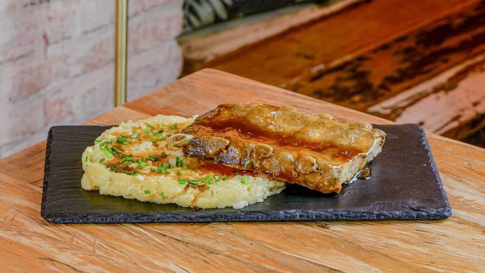 Costillas de cerdo a baja temperatura con parmentier en restaurante Madreselva Tapas Sevilla