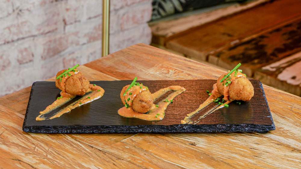 Croquetas de cola de toro en salsa de ibéricos en restaurante Madreselva Tapas Sevilla