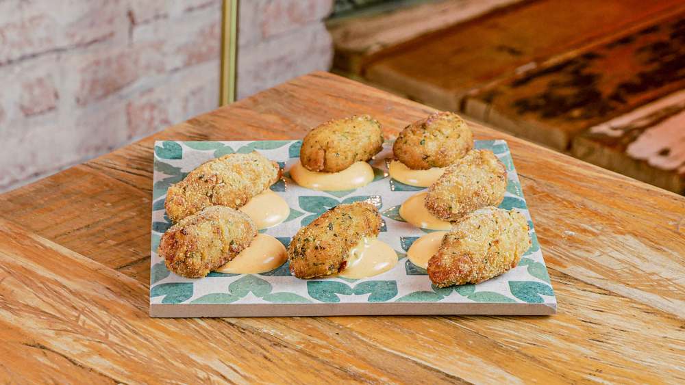 Croquetas de salmón en restaurante Madreselva Tapas Sevilla