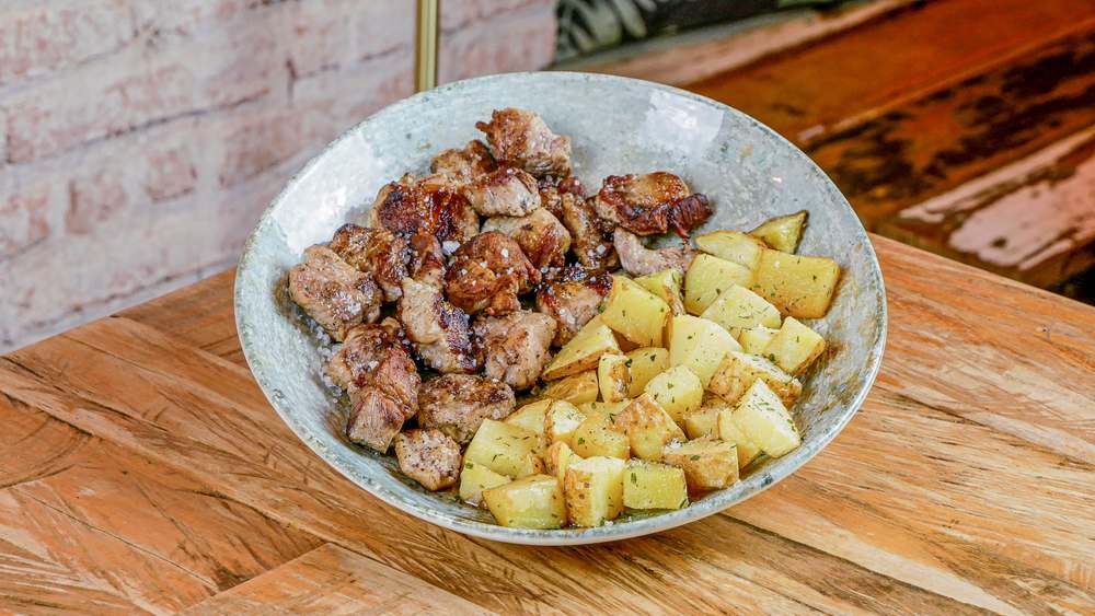 Lagartito con patatas y tomillo en restaurante Madreselva Tapas Sevilla