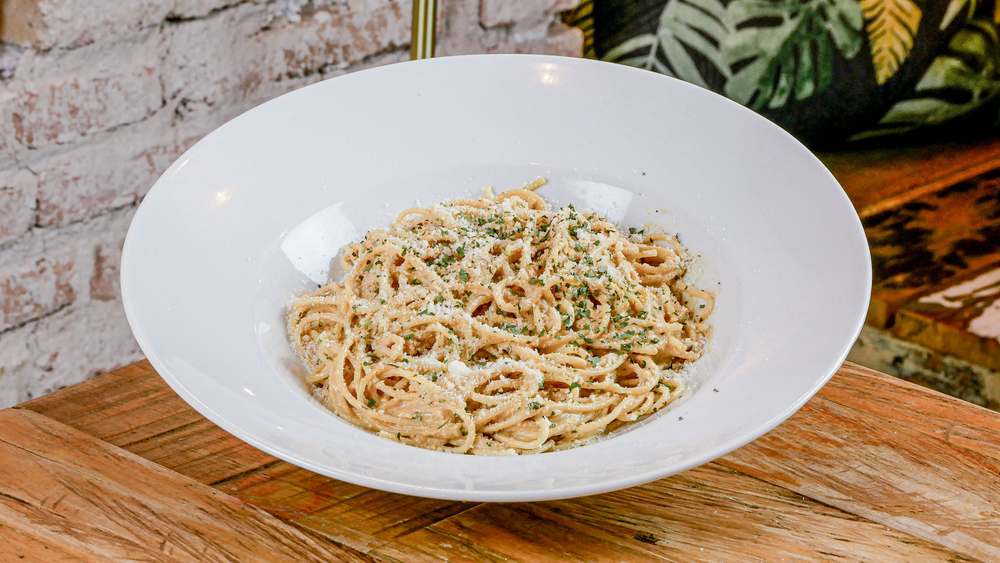 Crema de salmón y parmesano en restaurante Madreselva Tapas Sevilla