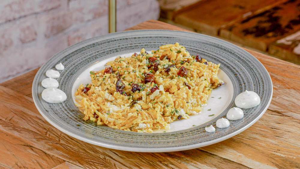 Revuelto de chorizo de Cazalla con patatas en restaurante Madreselva Tapas Sevilla