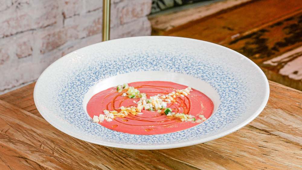 Salmorejo rosa de remolacha en restaurante Madreselva Tapas Sevilla