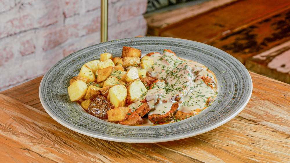 Solomillo con salsa de gorgonzola en restaurante Madreselva Tapas Sevilla