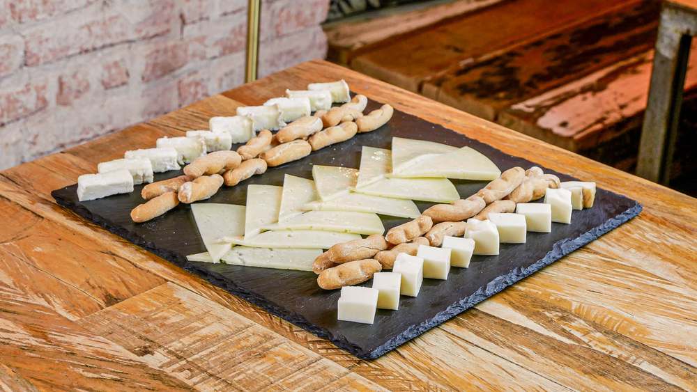 Tabla de quesos en restaurante Madreselva Tapas Sevilla