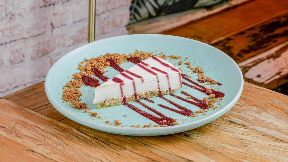 Tarta de queso con salsa de arándanos en restaurante Madreselva Tapas Sevilla