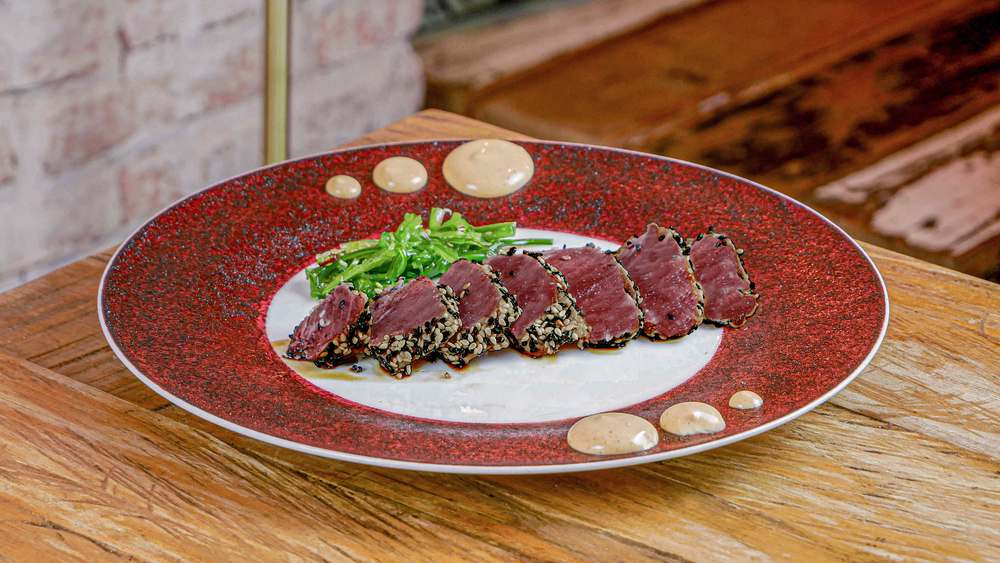 Tataki de atún en restaurante Madreselva Tapas Sevilla