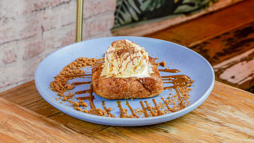 Torrija de pan brioche caramelizada con helado de vainilla y Lotus en restaurante Madreselva Tapas Sevilla